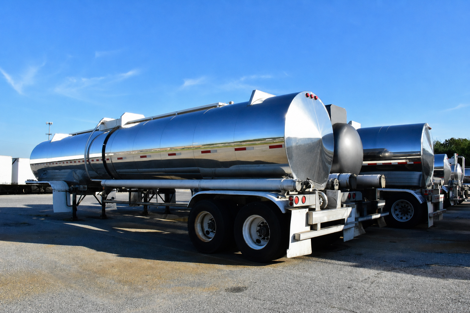Horizontal road tanker trailers for cleaning applications