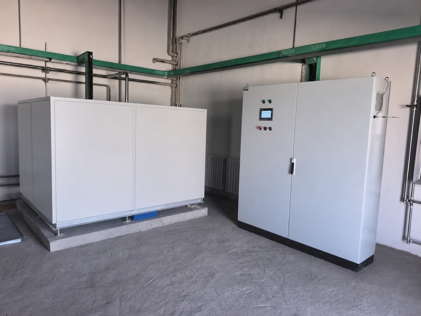 Utility and control equipment in an industrial cleaning room
